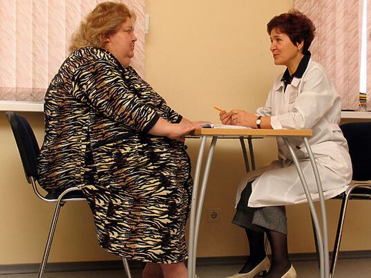 Bir flebologun konsültasyonunda, obezitenin neden olduğu varisli bir hasta